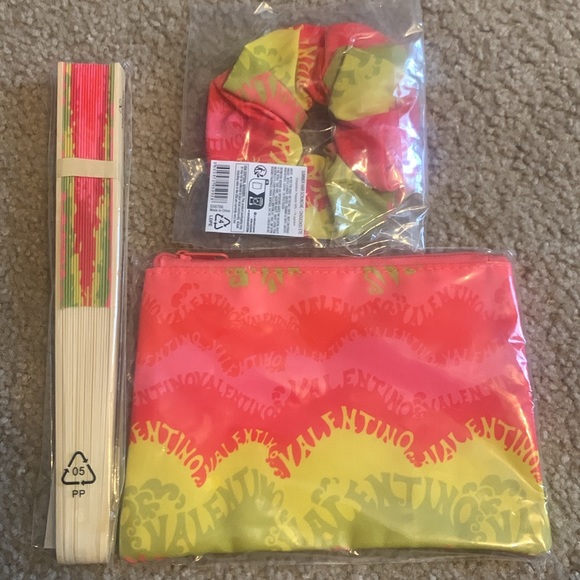 Valentino Cosmetic Bag Hair Scrunchie Folding Fan Beauty Set Summer New - Picture 2 of 5